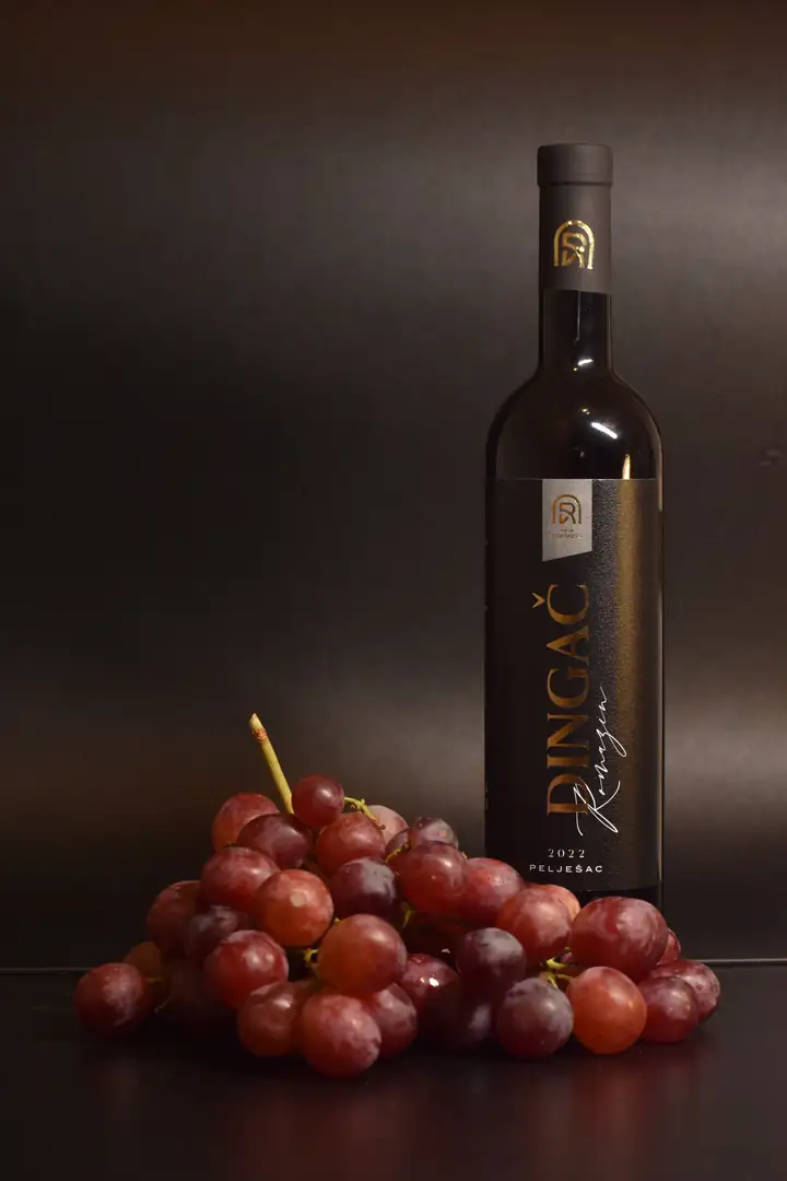 Boca vina Dingač uz grozd