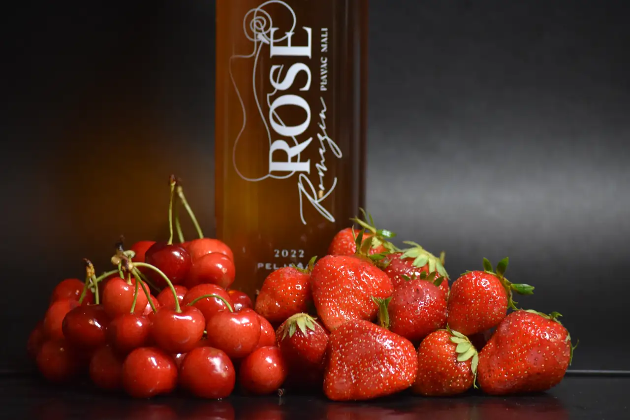 Rosé s trešnjama i jagodama